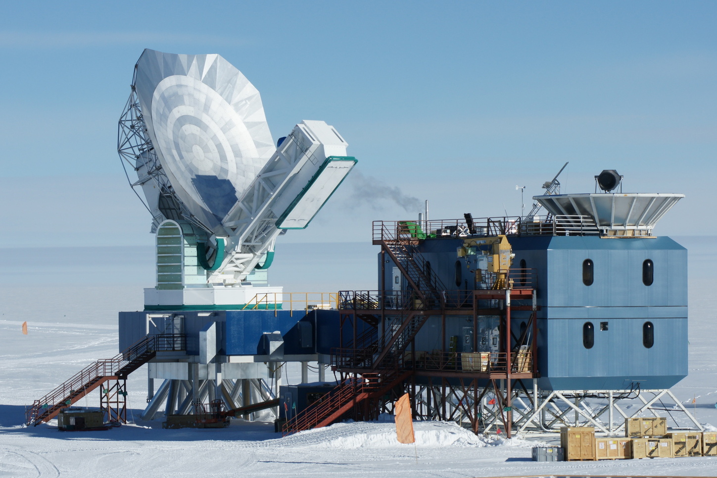 Антарктический научно исследовательский. Станция Амундсен Скотт в Антарктиде. Южный Полярный телескоп – Антарктида. Южный Полярный телескоп (SPT), Антарктида. Американская Полярная станция Амундсен-Скотт.